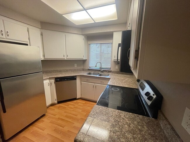 Foto del edificio - Remodeled 2 Bedroom 2 Bath Condo in Park-like Cedar Gables Community!