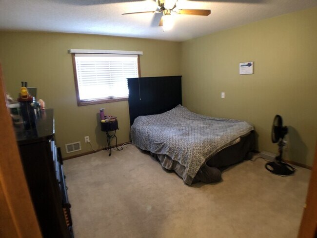 Foto del edificio - 4 Bed/2 Bath Split Level In Eden Prairie