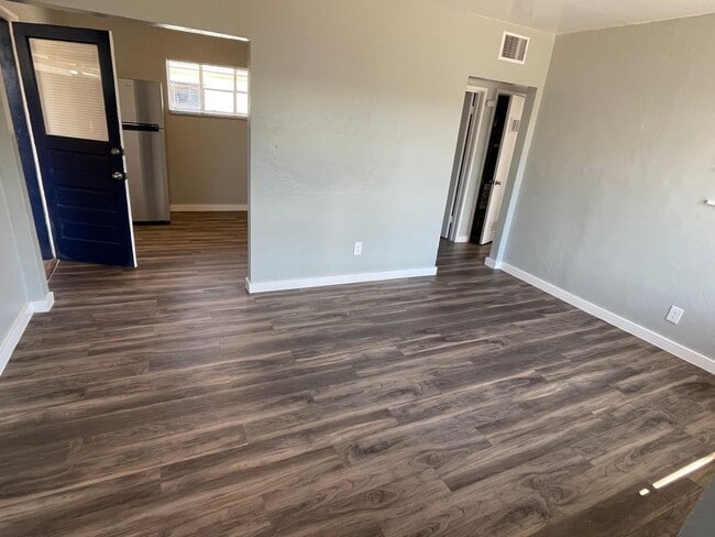 Foto del edificio - Remodeled Two Bedroom, End Unit with A/C and Large Fenced Yard at La Terraza!!