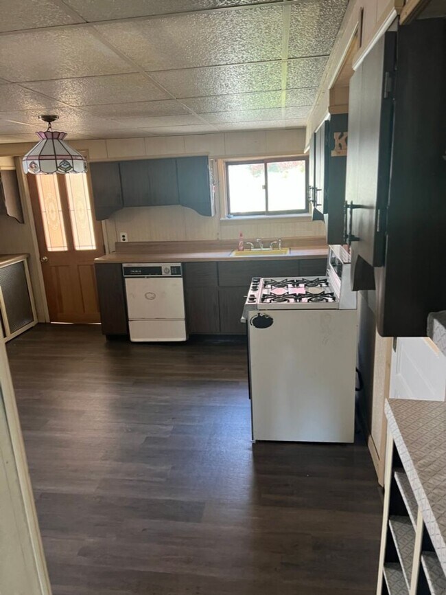 Building Photo - Spacious and Just Renovated 3 Bed/1.5 Bath...