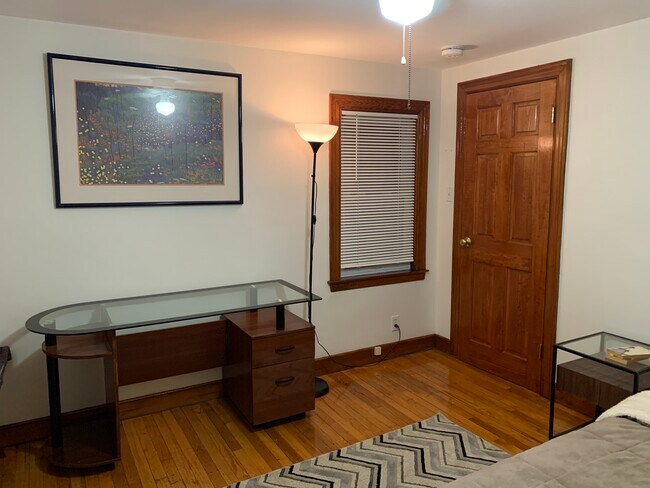 bedroom with desk - 6 Notre Dame Ave