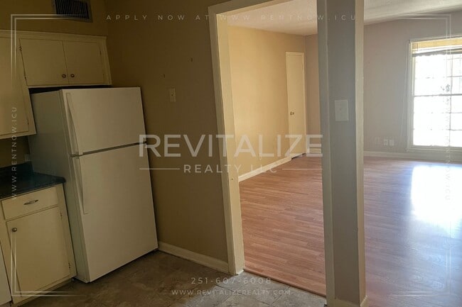 Building Photo - Charming 2/1 Apartment in Midtown!