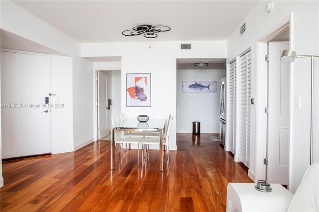Foto del edificio - 6365 Collins Ave