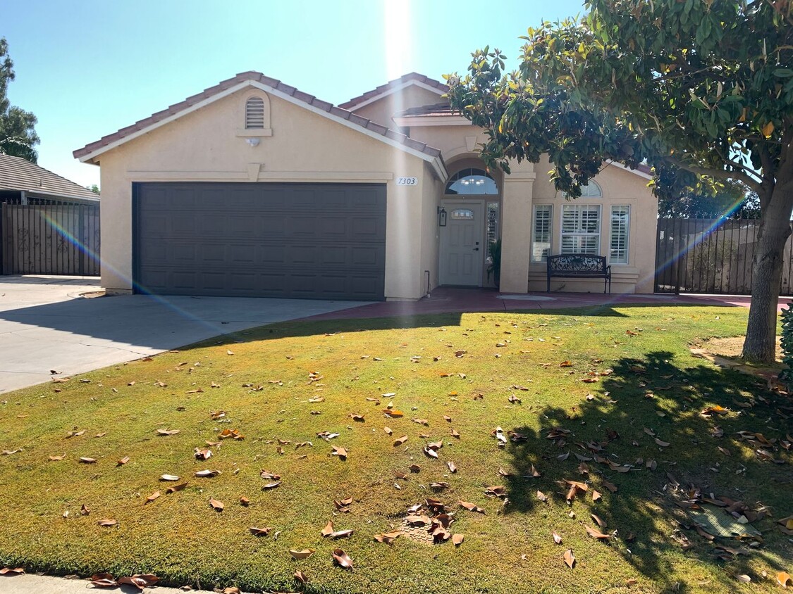 Primary Photo - Beautiful home in SW Bakersfield W/Solar a...