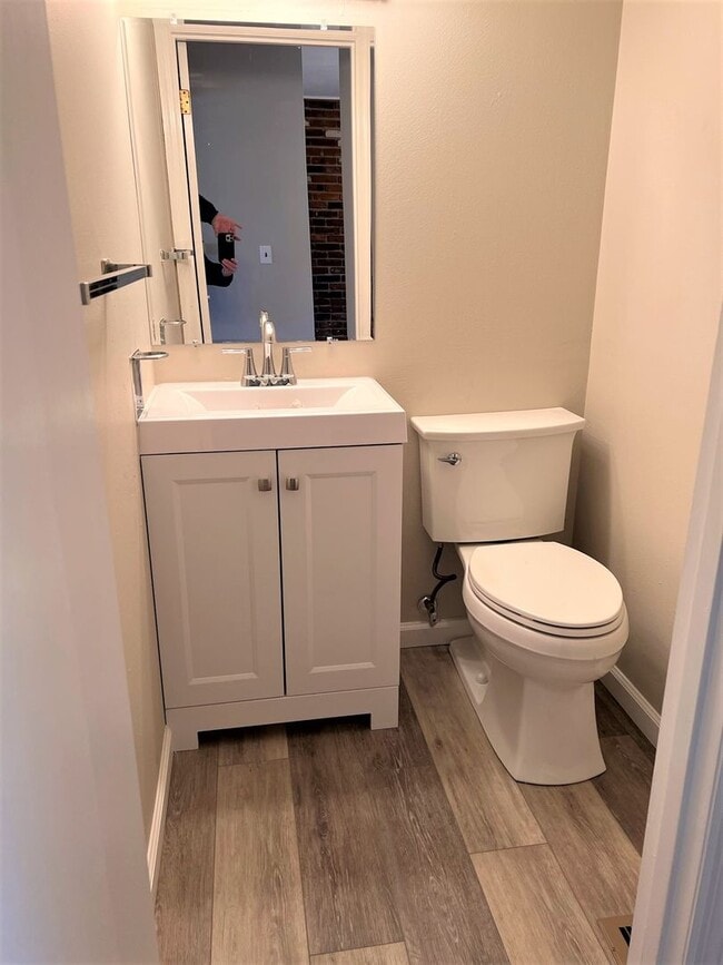 Building Photo - Updated 2 bedroom Townhome - University City