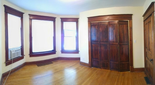 Pisos de madera noble en toda la casa - 824 Michigan Ave
