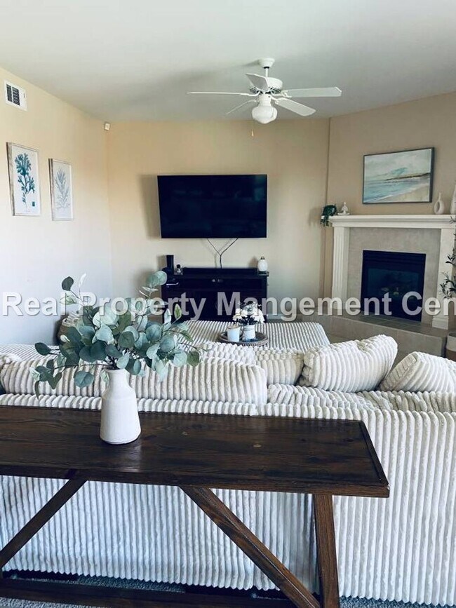 Building Photo - AVAILABLE NOW - Beautiful Home in Paso Rob...