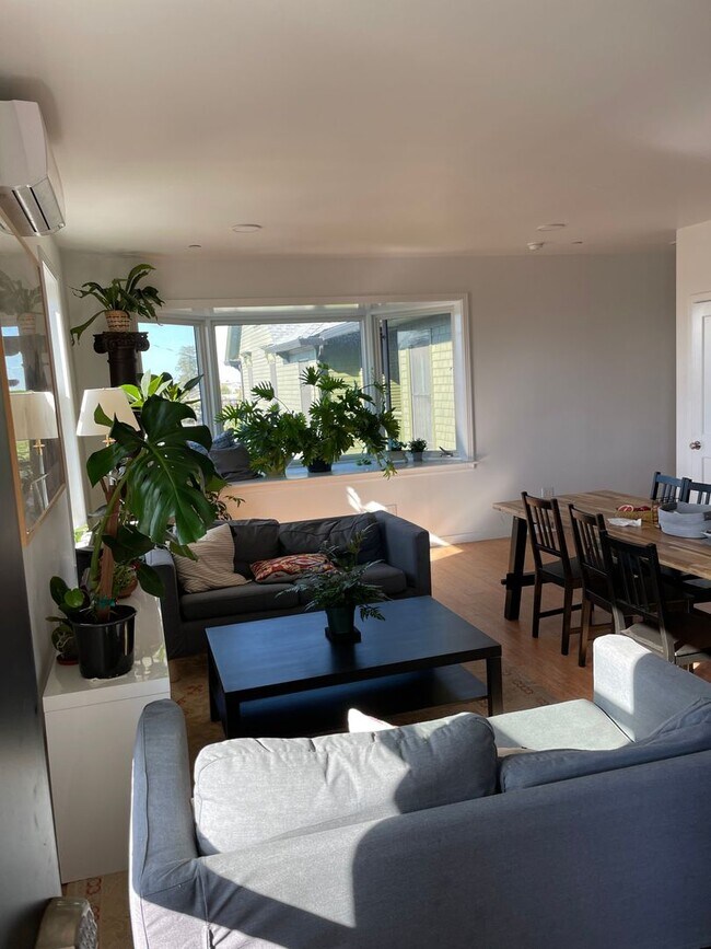 Foto del edificio - Viewing Schedule: Please call Shami at (41...