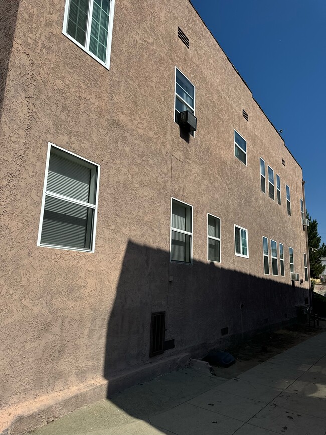 Southside - 2025 S Harcourt Ave