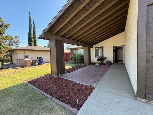 Foto del edificio - Wow Check out this 3 BD 2 BA SW Charmer near White Ln & Akers Road