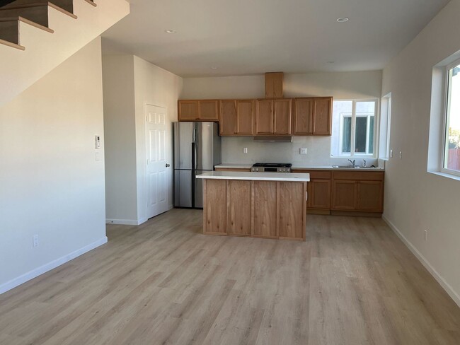 Foto del edificio - New 4 Bedroom House in Echo Park!