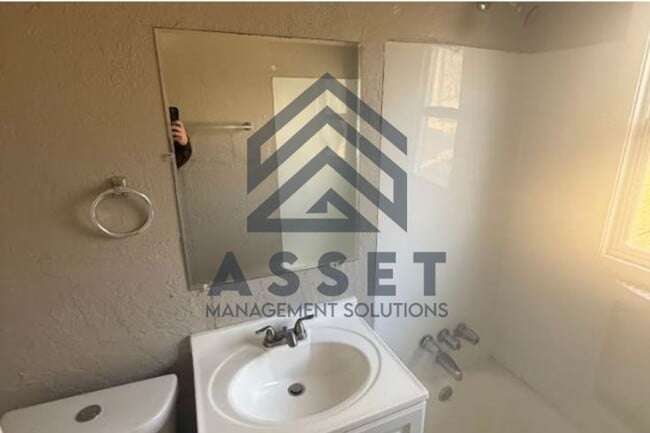 Building Photo - Adorable 2 Bed 1 Bath Home!