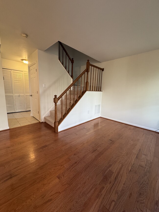 Foto del edificio - 6091 Netherton St