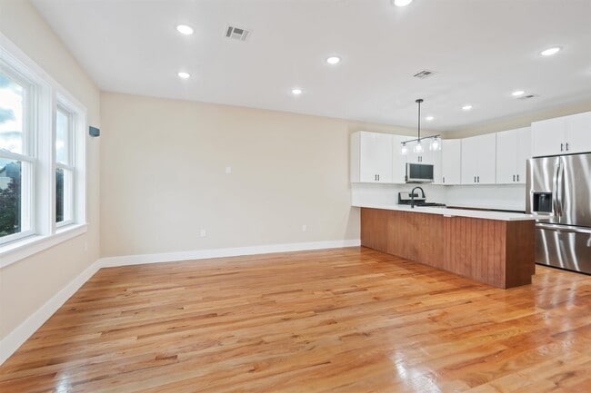 Foto del edificio - 277 Pearsall Ave