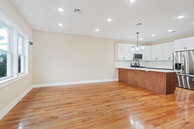 Building Photo - 277 Pearsall Ave