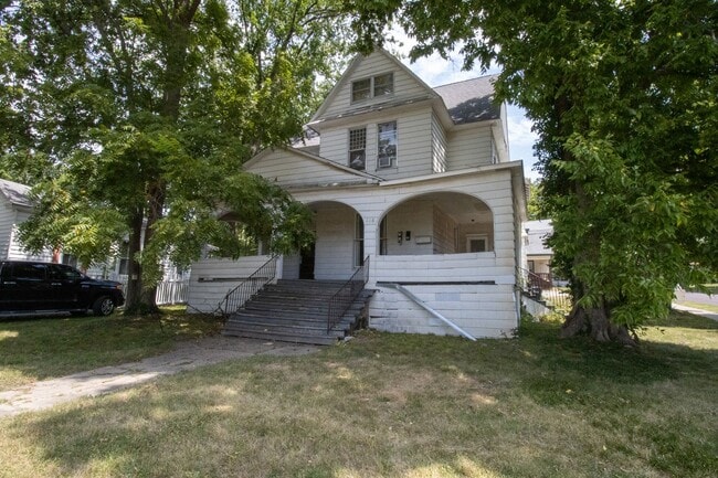 Foto del edificio - 116 S College Ave