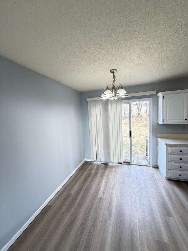 Building Photo - Newly renovated 2-bedroom 1.5 bath townhouse Near Merle Hay Mall!
