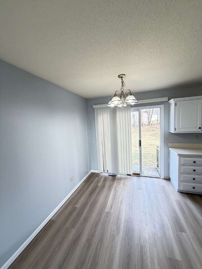 Foto del edificio - Newly renovated 2-bedroom 1.5 bath townhouse Near Merle Hay Mall!