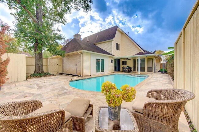 Foto del edificio - 831 Plainwood Dr