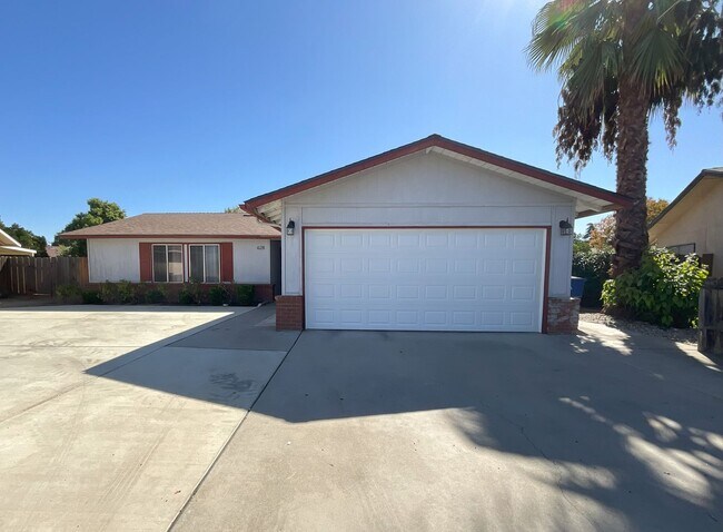 Foto del edificio - Charming Clovis 3/2 Home with New Solar Sy...