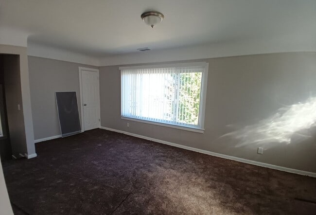 Building Photo - Generous 5 Bedroom Colonial Style Home