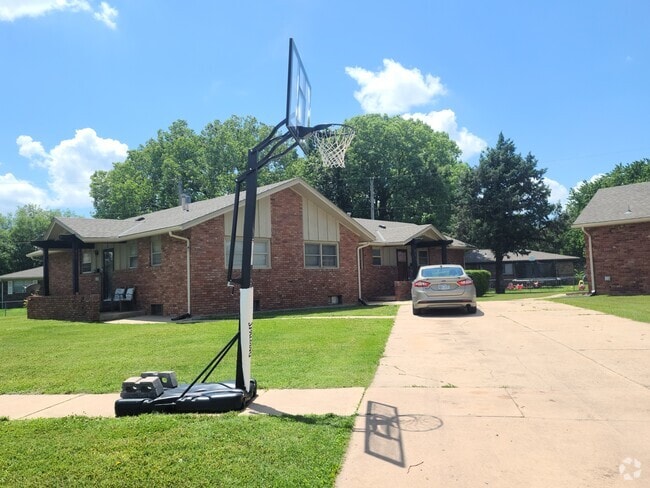 Building Photo - 617 N Country Acres Ave