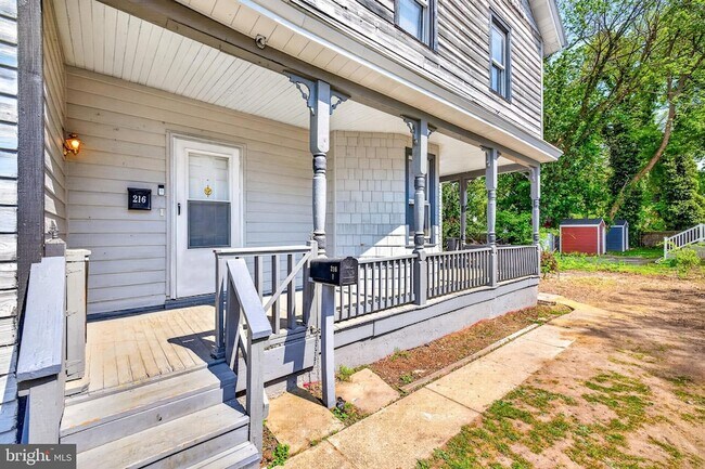 Foto del edificio - 216 W Division St