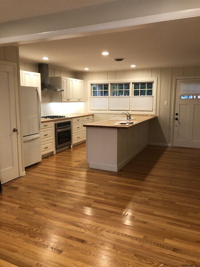 Foto del edificio - 300 Caroline St