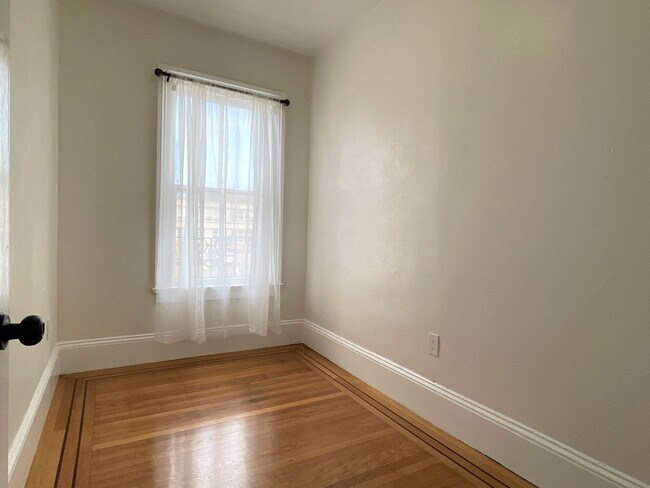 Foto del edificio - 1551 Oakdale Ave