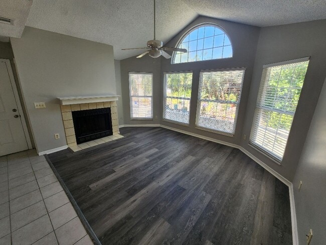 Building Photo - Remodeled beach condo steps away from the beach!!!