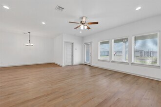 Building Photo - 827 Silver Kettle Dr