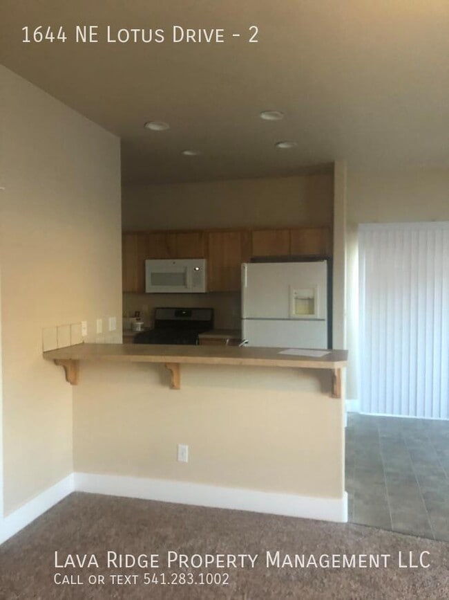 Building Photo - 1644 NE Lotus Dr