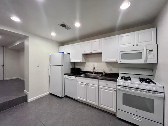 Building Photo - 1446 Parkwood Pl NW