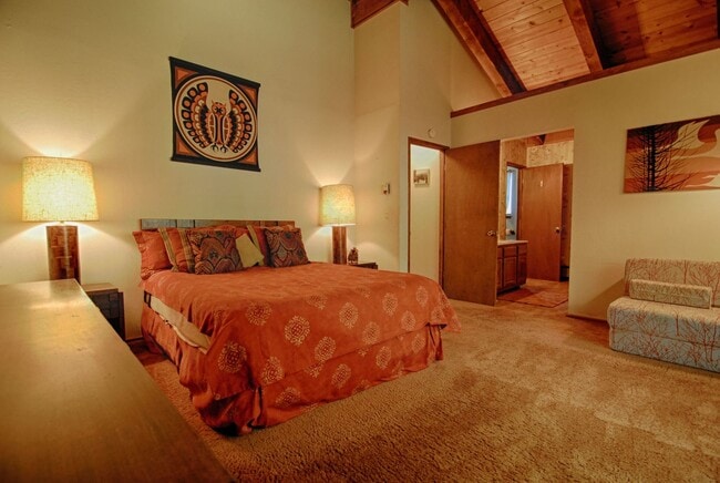 Building Photo - SKI LEASE:  Economical 3-Bedroom Home, On Bus line, Wood Burning Fireplace, Garage