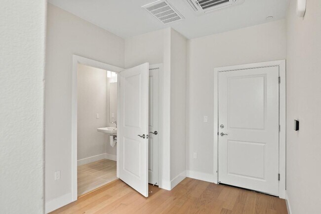 Foto del edificio - 587 Redberry Wy