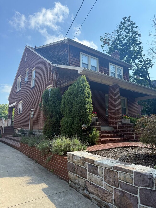 Building Photo - 561 Montgomery Ave