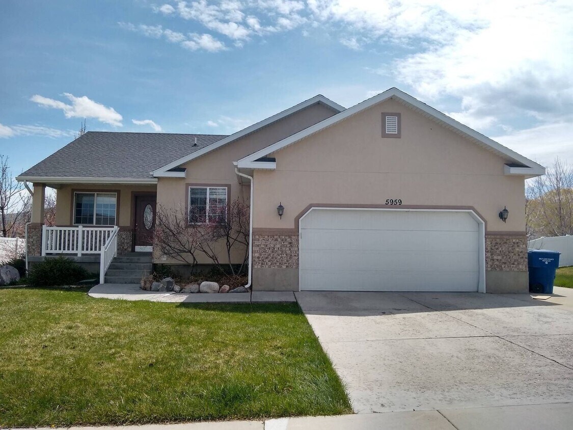 Primary Photo - Spacious Home w 2 attached 2 car garage