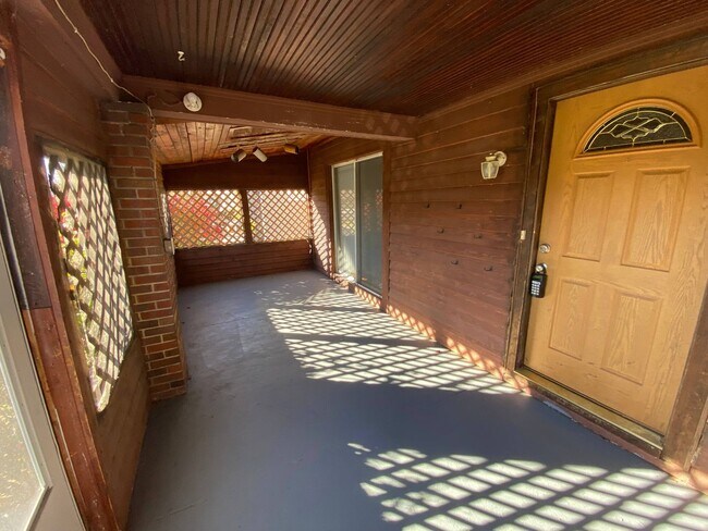 Building Photo - Hillcrest Home **Move in Special!**