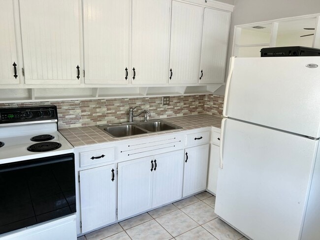 Building Photo - 2 bed 1 Bath House in Ideal Location in St Pete