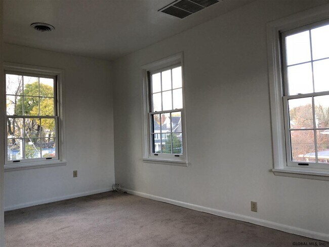 Building Photo - 149 S Lake Ave