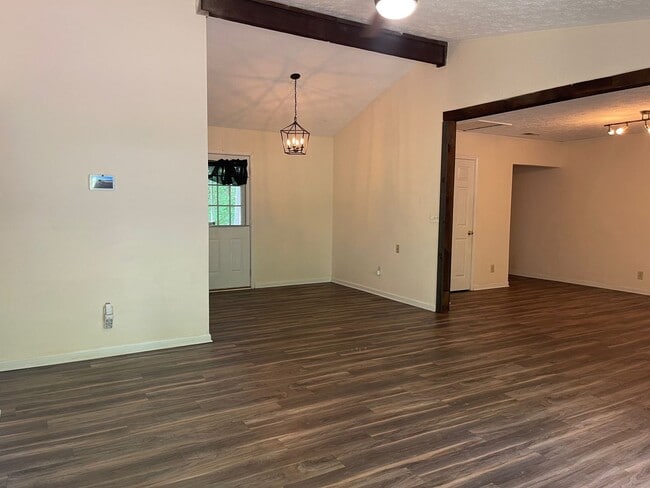 Building Photo - Ranch in Riverdale!