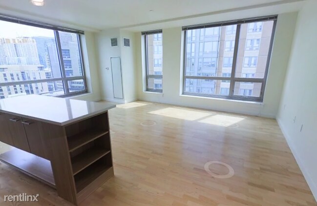 Foto del edificio - 1 br, 1 bath  - 680 Washington St Unit 102