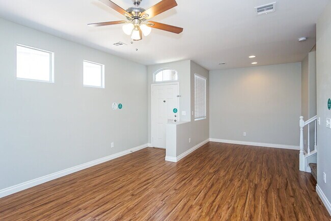 Foto del edificio - 481 Blushing Maple St