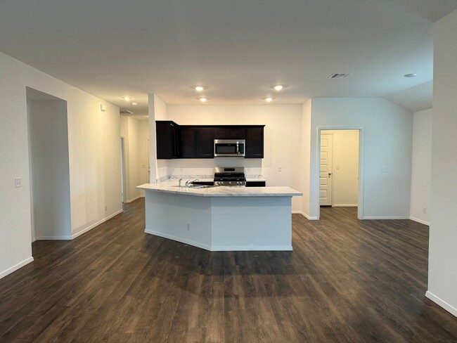 Foto del edificio - Welcome to your new 3 bed 2 bath new const...