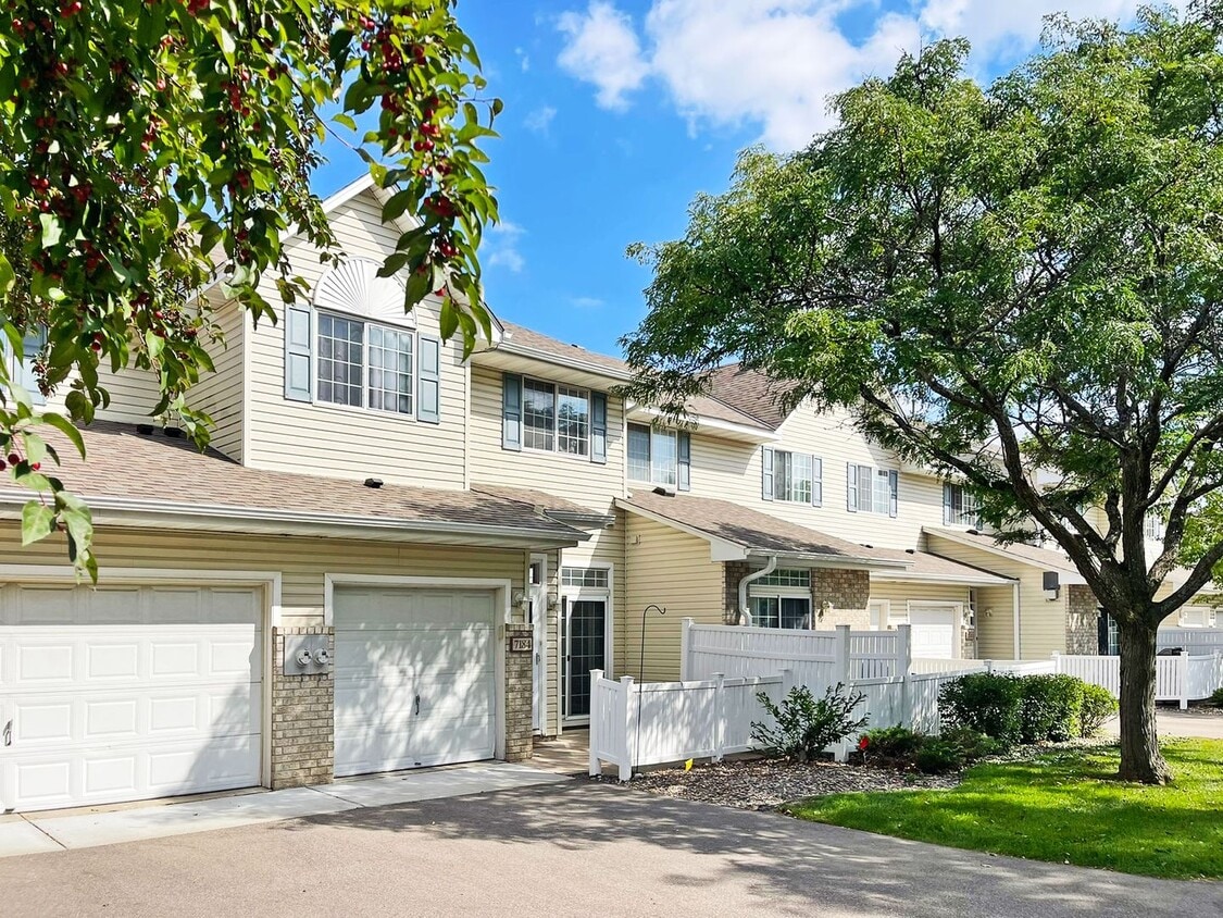 Foto principal - Sparkling Clean 2+ Bedroom Townhome with F...