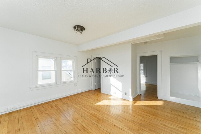 Building Photo - 917 N Broadway Ave