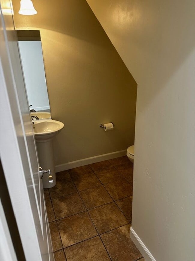 Building Photo - Spacious 3bd/2.5ba Condo w/ Two Car Garage