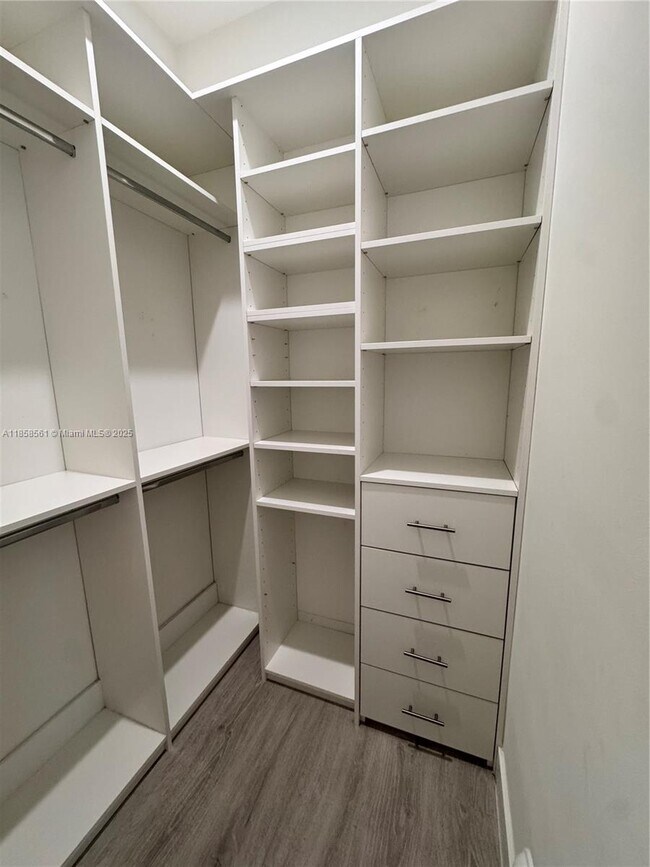 Foto del edificio - 8143 NW 45th St
