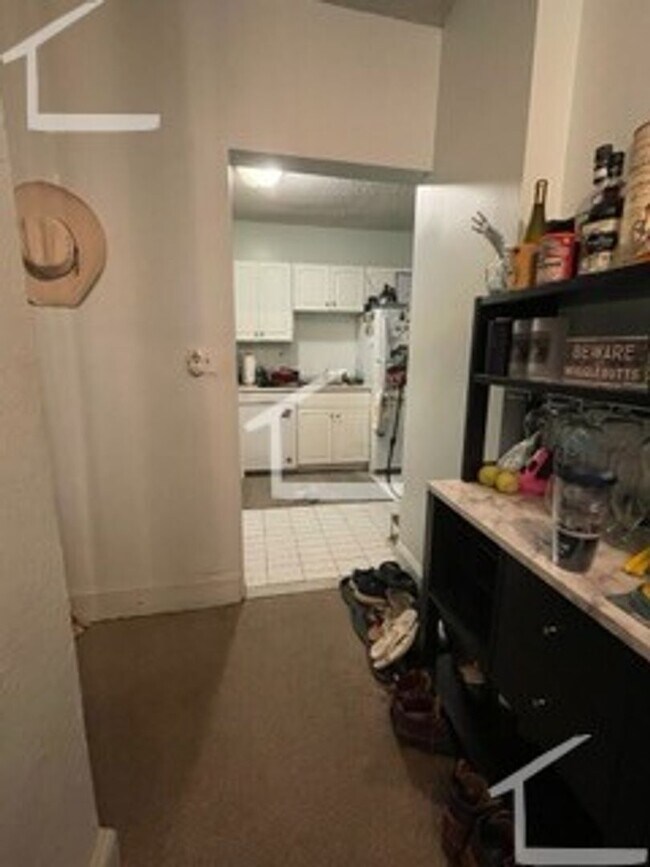 Building Photo - Well kept 2 bed unit in a prime location w...