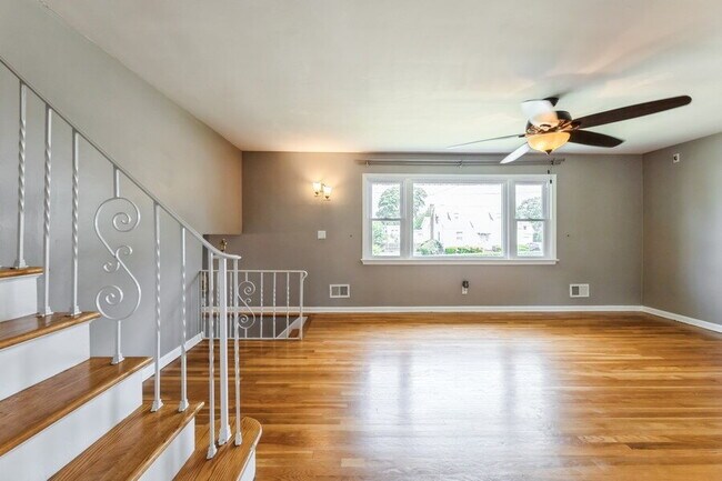 Building Photo - Bergenfield NJ Split Level Spacious Single Family home